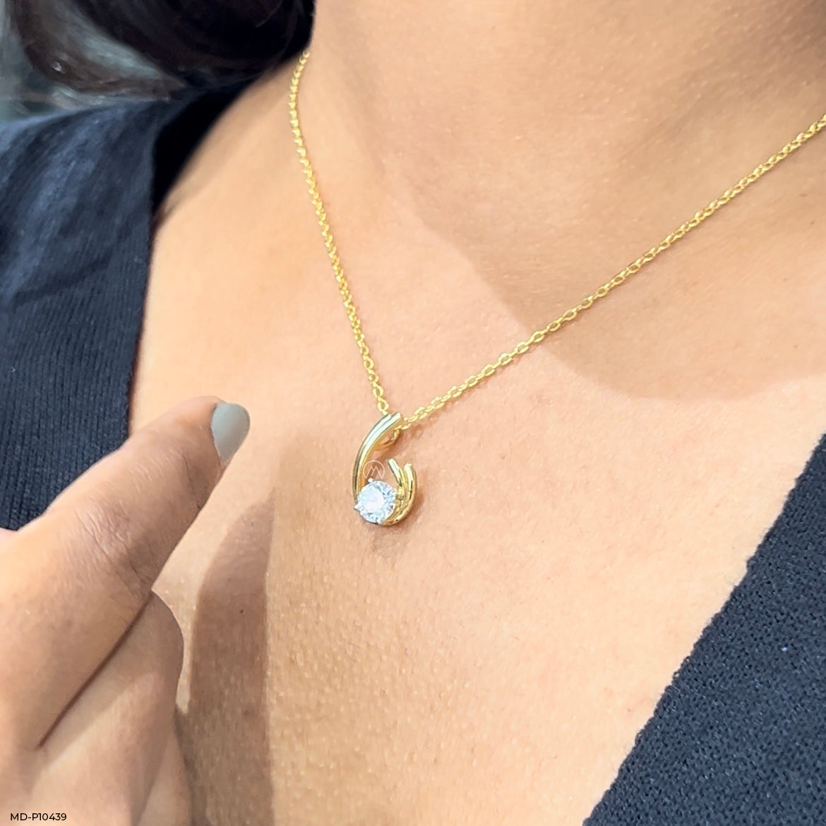 0.75 Carat Round Solitaire Elara Pendant