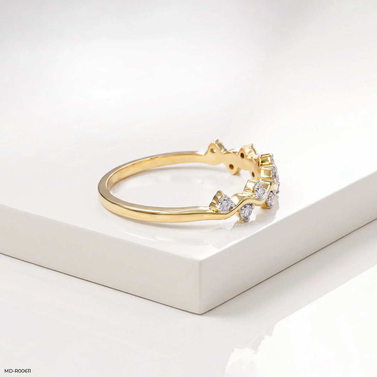 0.20 Carat Shiny Wave Round Diamond Ring