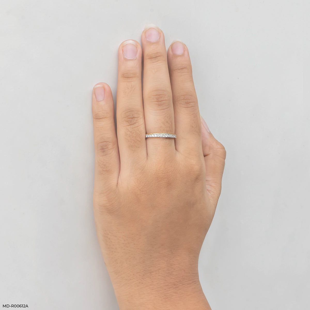 Classic Shine Round Diamond Band Ring
