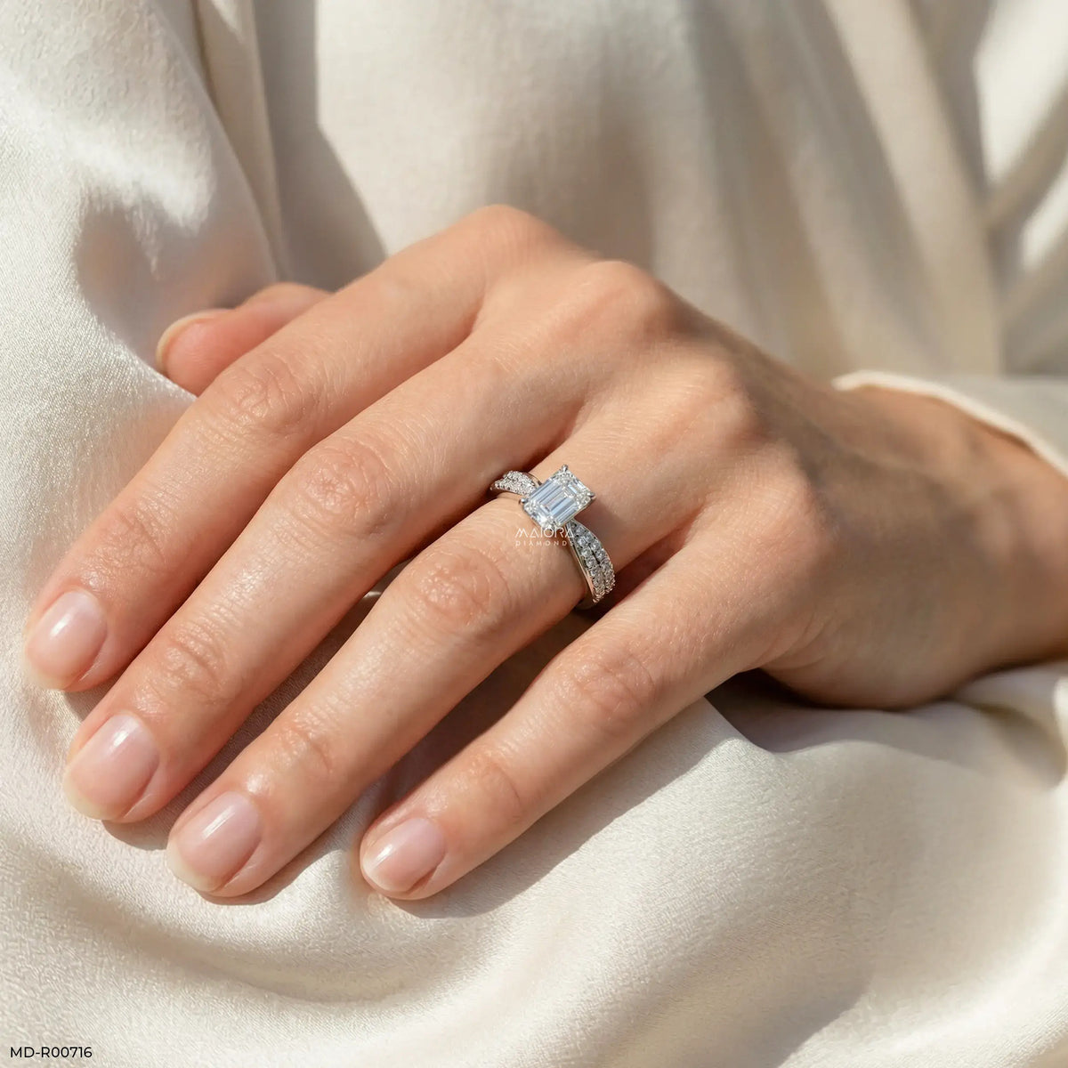 Exquisite Emerald Solitaire Diamond Ring
